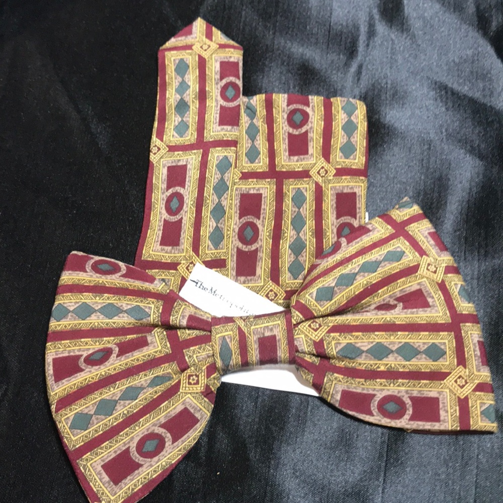 Bow tie set.